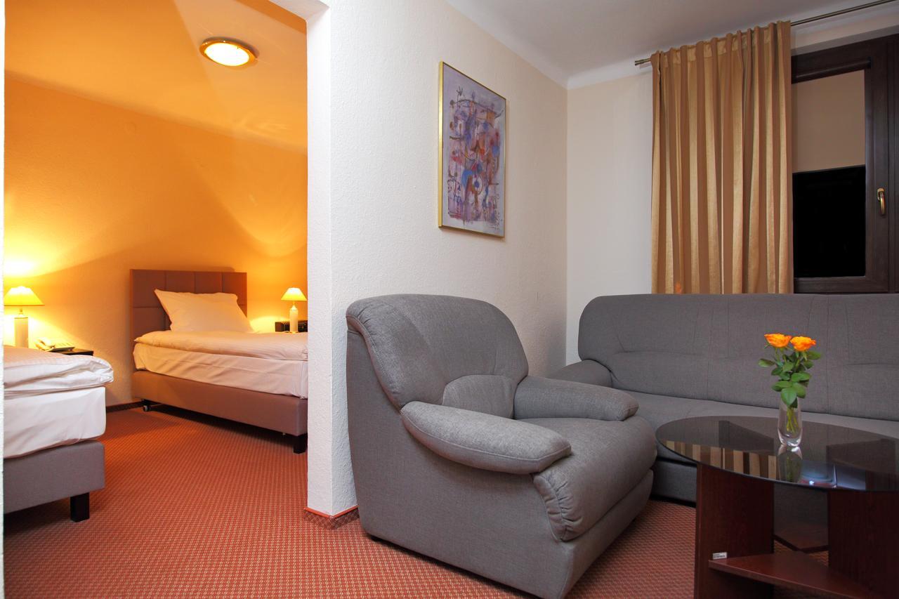 Inter Hotel Ostroleka  Buitenkant foto